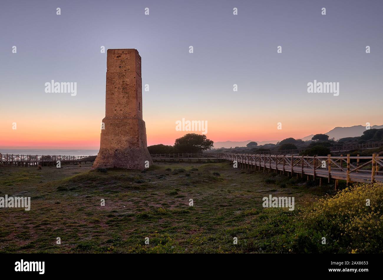 Torre de los ladrones Torre dei ladri al tramonto a Dunas de Artola monumento naturale, Cabopino, Andalusia, Costa del Sol Foto Stock