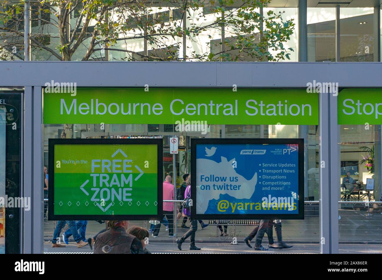 Melbourne, Australia - 4 aprile 2017: Fermata del tram della stazione centrale di Melbourne nella zona tram gratuita nel CBD di Melbourne Foto Stock