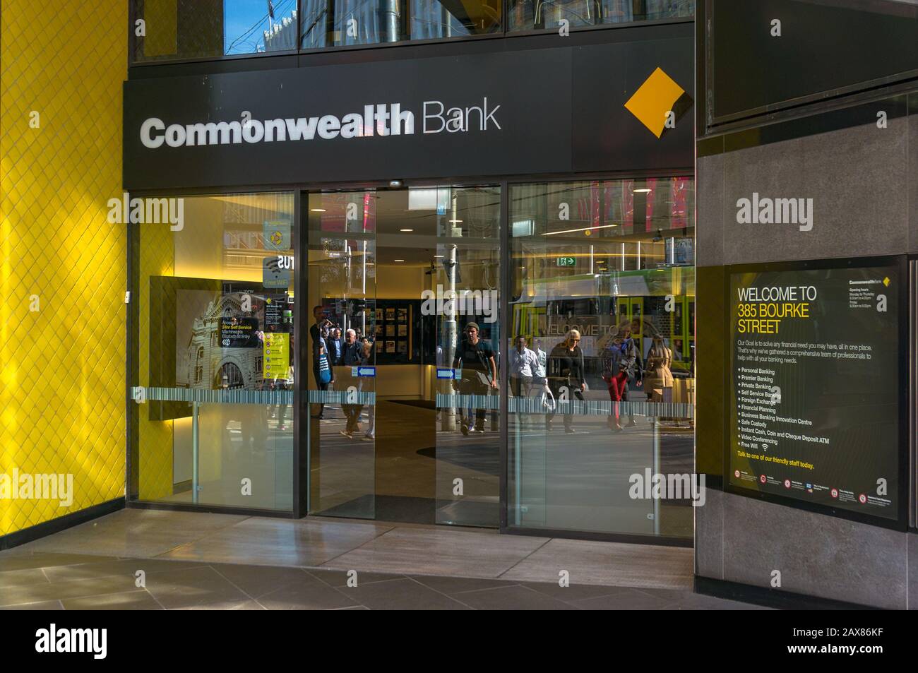 Melbourne, Australia - 4 aprile 2017: Ingresso di fronte alla filiale della Commonwealth Bank in Bourke Street nel quartiere finanziario centrale di Melbourne, CBD Foto Stock