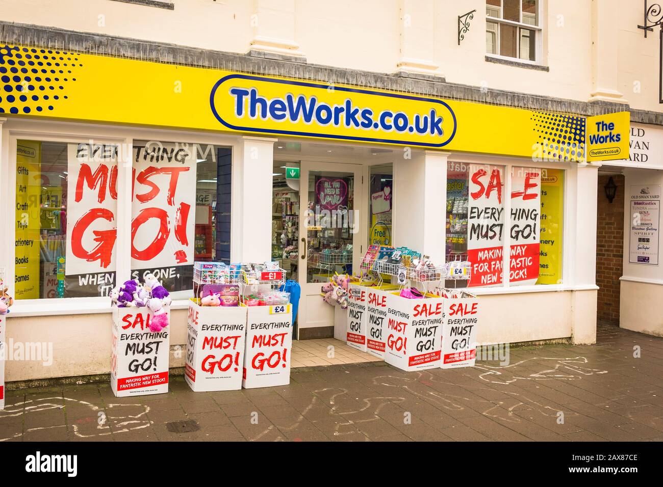 L'esterno piuttosto scruffy e l'entrata al negozio TheWorks.co.uk in Devizes Wiltshire UK Foto Stock
