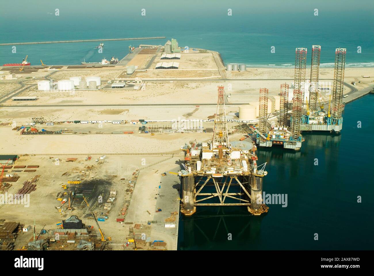 Vista aerea del porto di Sharjah, Emirati Arabi Uniti. Foto Stock