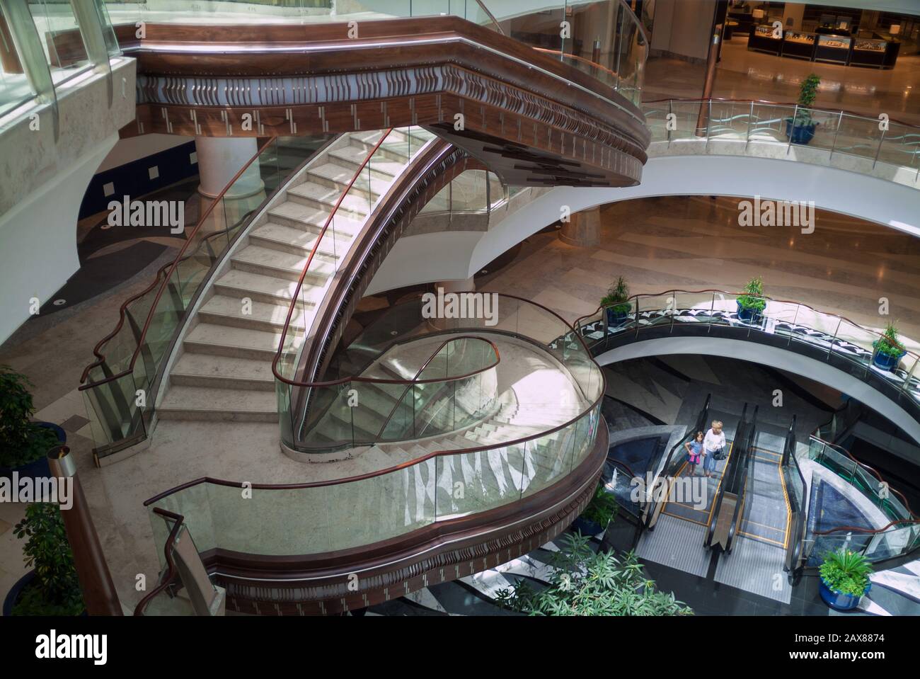 Scala del centro commerciale BurJuman a Dubai, Emirati Arabi Uniti. Foto Stock