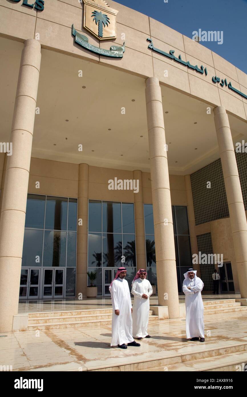 Il Dr. Hamad al-Baadi General Overseer della Scuola del Regno si trova al di fuori della scuola insieme ad un paio di colleghi a Riyadh, Arabia Saudita. Foto Stock
