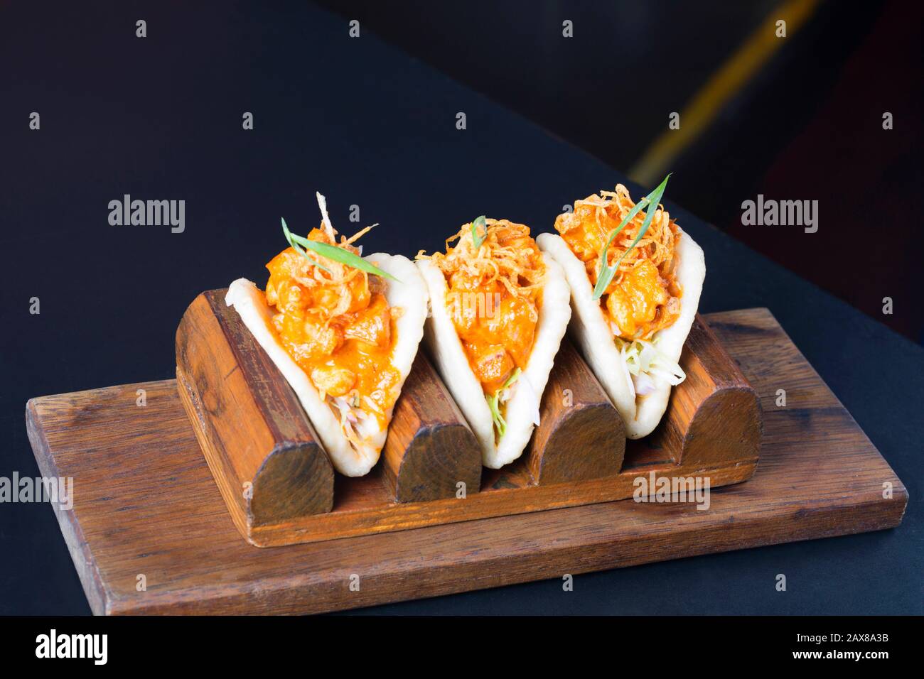Tacos di pesce Martoriato con coriandolo Foto Stock