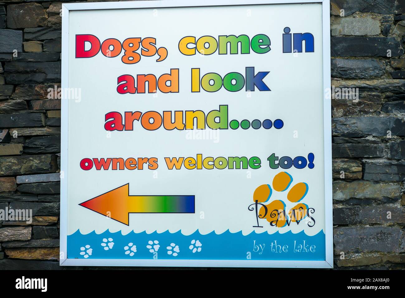 Un segno allettante e divertente che induce i visitatori di Ambleside in Cumbria a visitare l'hotel di un cane e il centro di cura del cane ad Ambleside Foto Stock