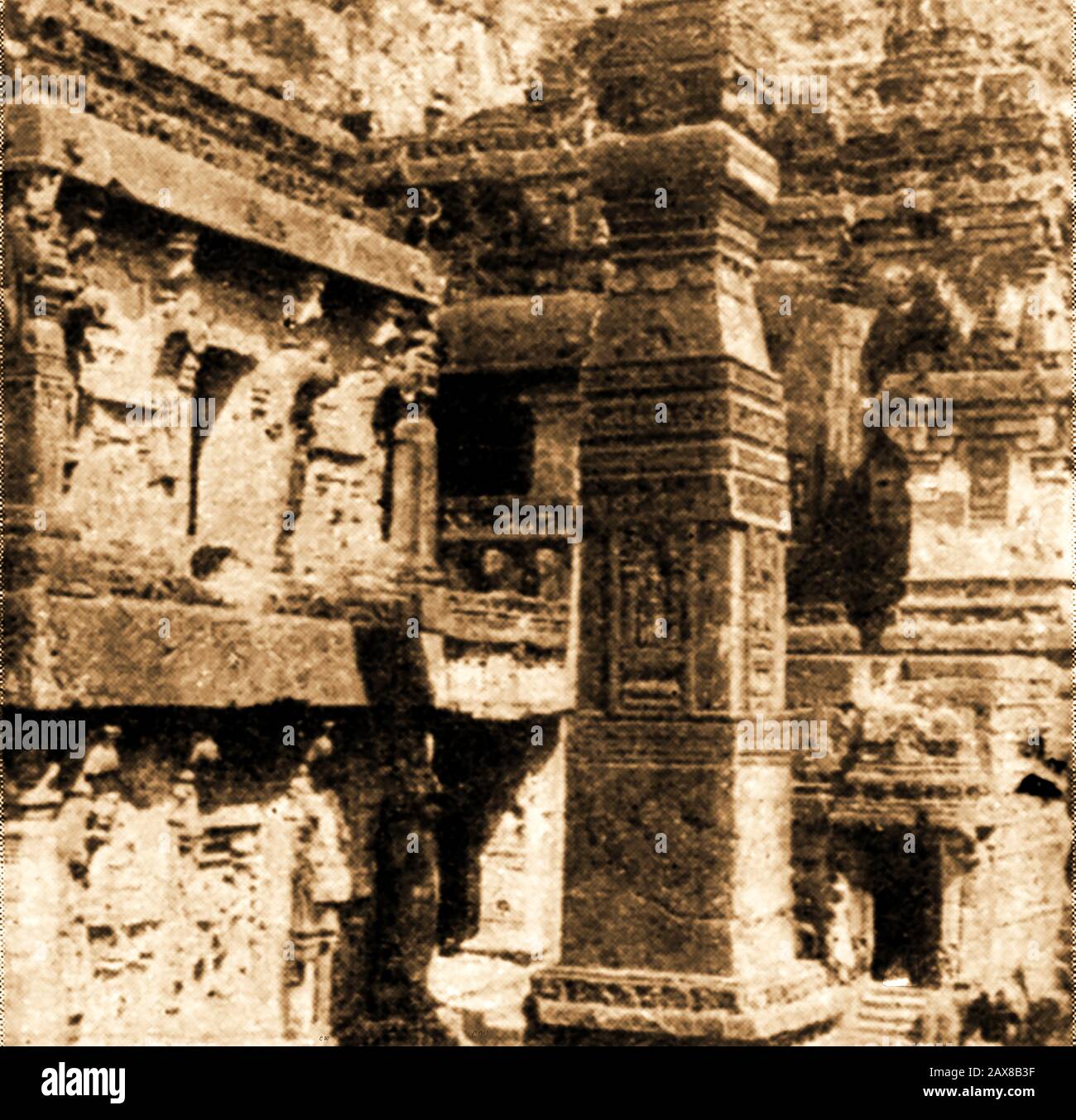 Tempio della grotta di Dravidian a Ellora, India meridionale nel 1920 - il tempio di Kailasha , Kailāśa, Kailashanatha, o Kailāśanātha, è il più grande dei templi indù scavati nella roccia alle Grotte di Ellora, Maharashtra, India. Foto Stock