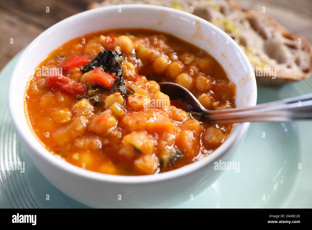 Riscaldamento pranzo ceci stufato a Dalston Eastern Curve Garden, nella trendy Londra orientale, Regno Unito Foto Stock