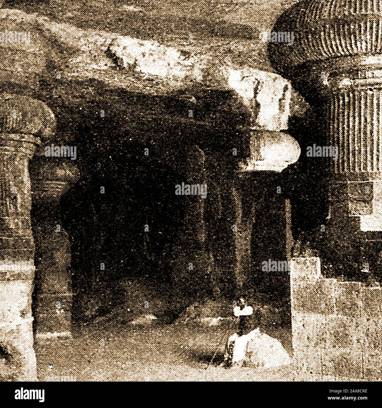L'entrata est al Santuario di Linga nel complesso del tempio scavato nella roccia all'Isola di Elefanta, in India. Queste grotte sono costituite da templi in grotta prevalentemente dedicati al dio Hindu Shiva e sono patrimonio dell'umanità dell'UNESCO Foto Stock