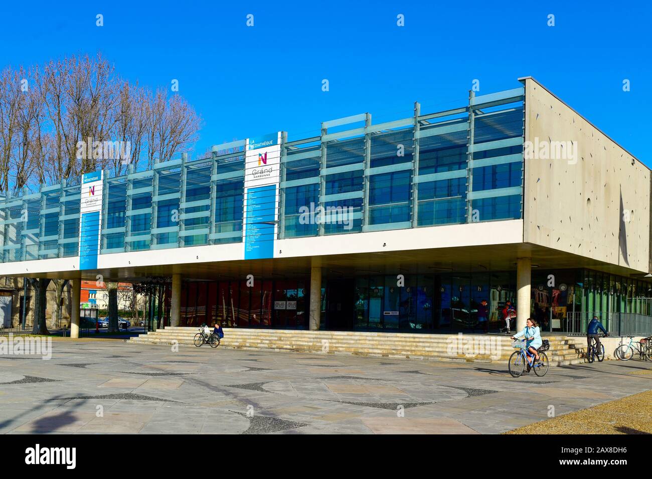 Narbonne, FRANCIA - 27 DICEMBRE 2016: Una vista sulla facciata della Mediaque du Grand Narbonne, a Narbonne, Francia. È il principale bibliotecario multimediale Foto Stock