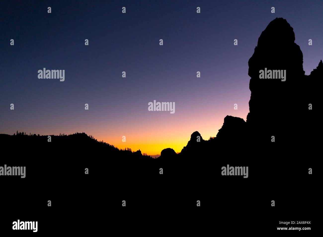 Vista delle montagne rocciose al tramonto. Foto Stock