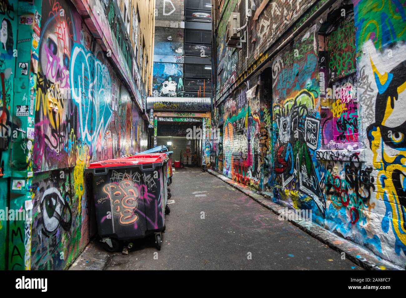 Vicolo laterale dell'arte dei graffiti in Hosier Lane, nell'hippster Melbourne, Australia... spesso chiamato la 'capitale del mondo dello 'stencil.' Foto Stock