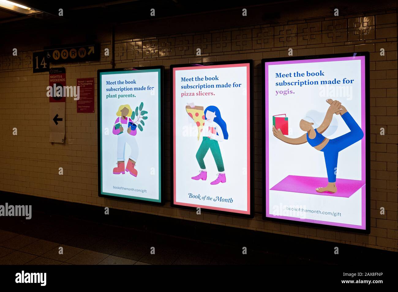 Pubblicità elettronica Hi-tech per il Libro del Mese Club. Presso la stazione della metropolitana Union Square 14th Street a Manhattan, New York City. Foto Stock