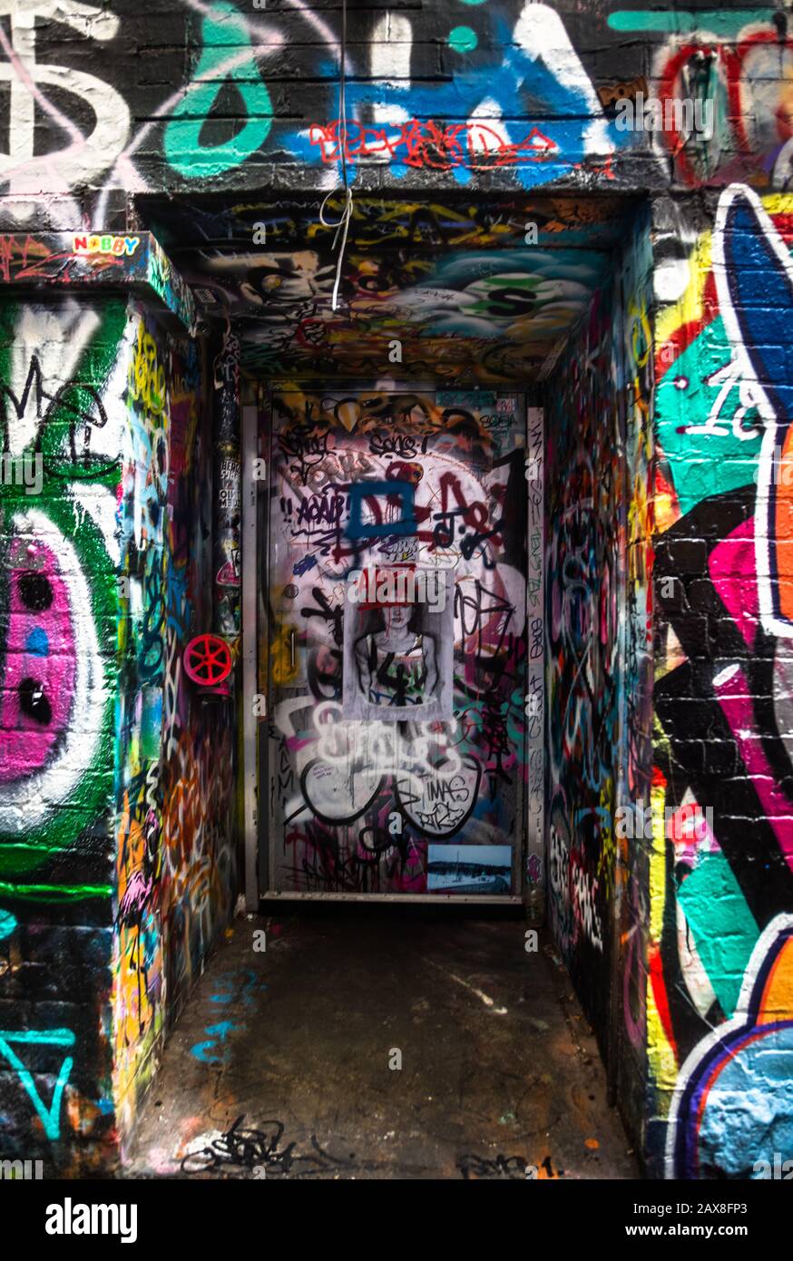 Vicolo laterale dell'arte dei graffiti in Hosier Lane, nell'hippster Melbourne, Australia... spesso chiamato la 'capitale del mondo dello 'stencil.' Foto Stock