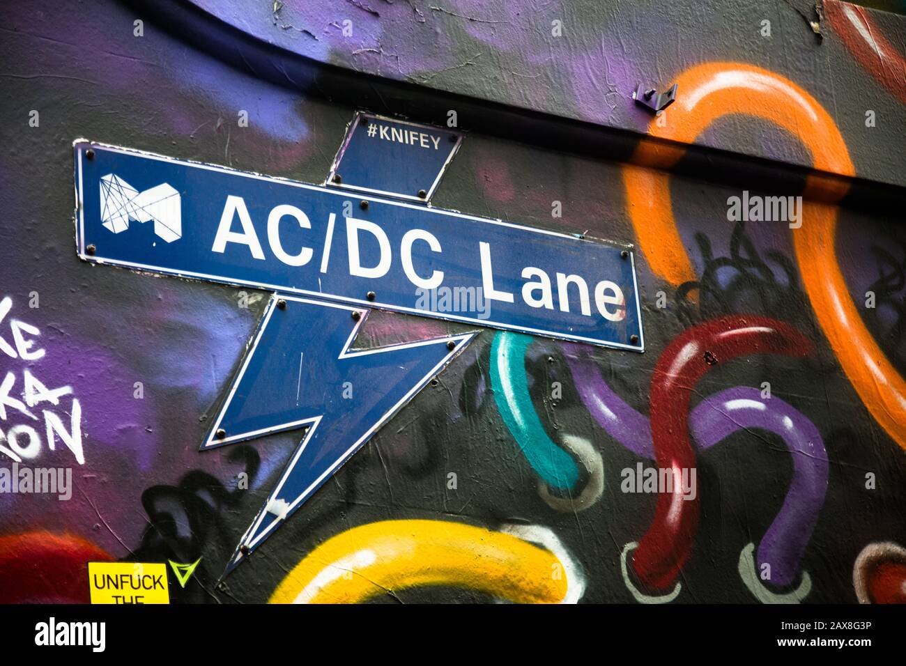 AC/DC Lane a Melbourne, Australia. Street con omaggio al leggendario gruppo rock AC/DC, pieno di Street art Foto Stock