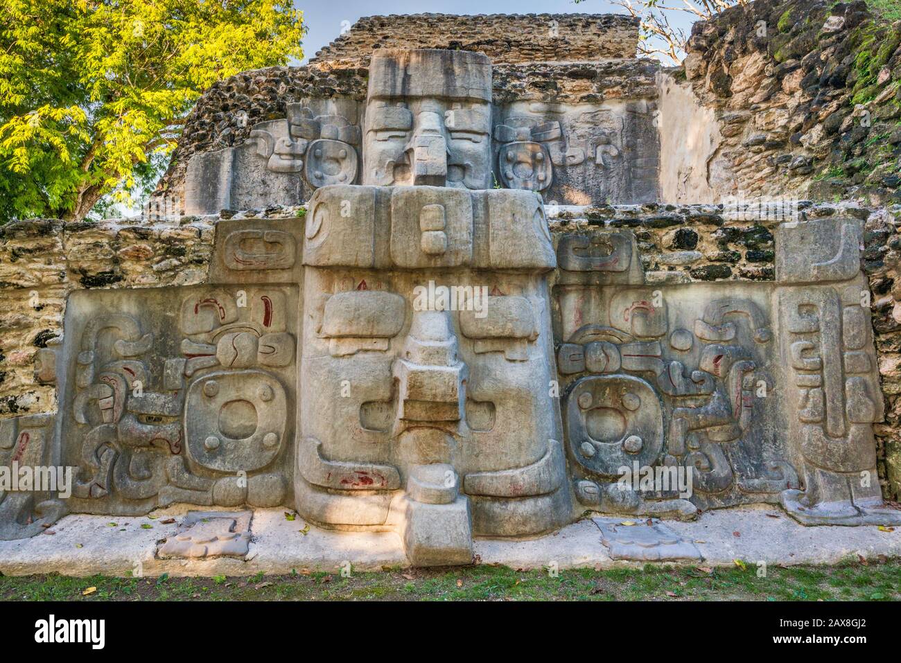 Rilievi di maschera di stucco a Cerro Maya, rovine sulla baia di Corozal, vicino al villaggio di Copper Bank alla Penisola di Cerros, distretto di Corozal, Belize, America Centrale Foto Stock