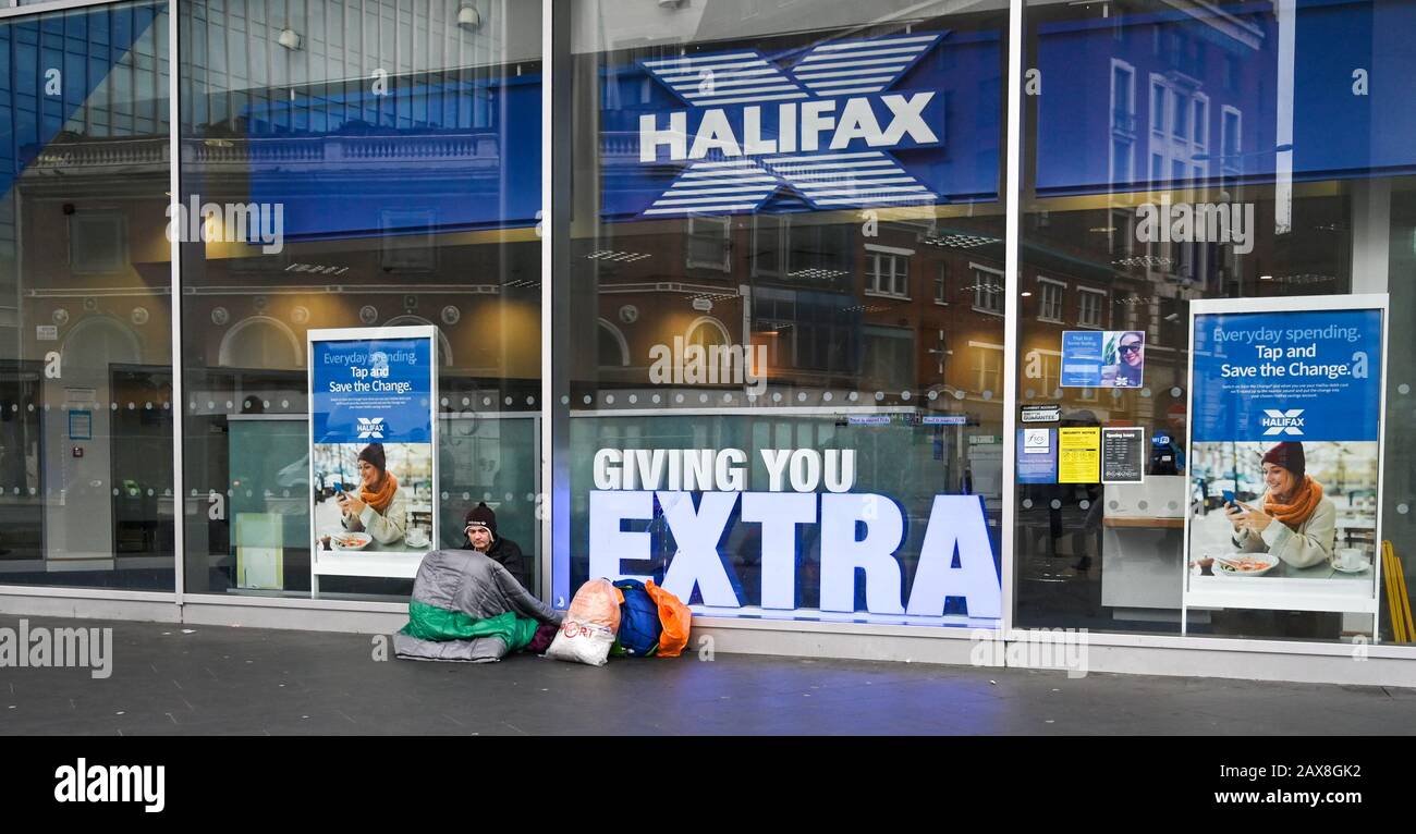 Mendicante maschile seduto al di fuori della filiale Halifax Building Society di Victoria Westminster Londra UK Foto Stock