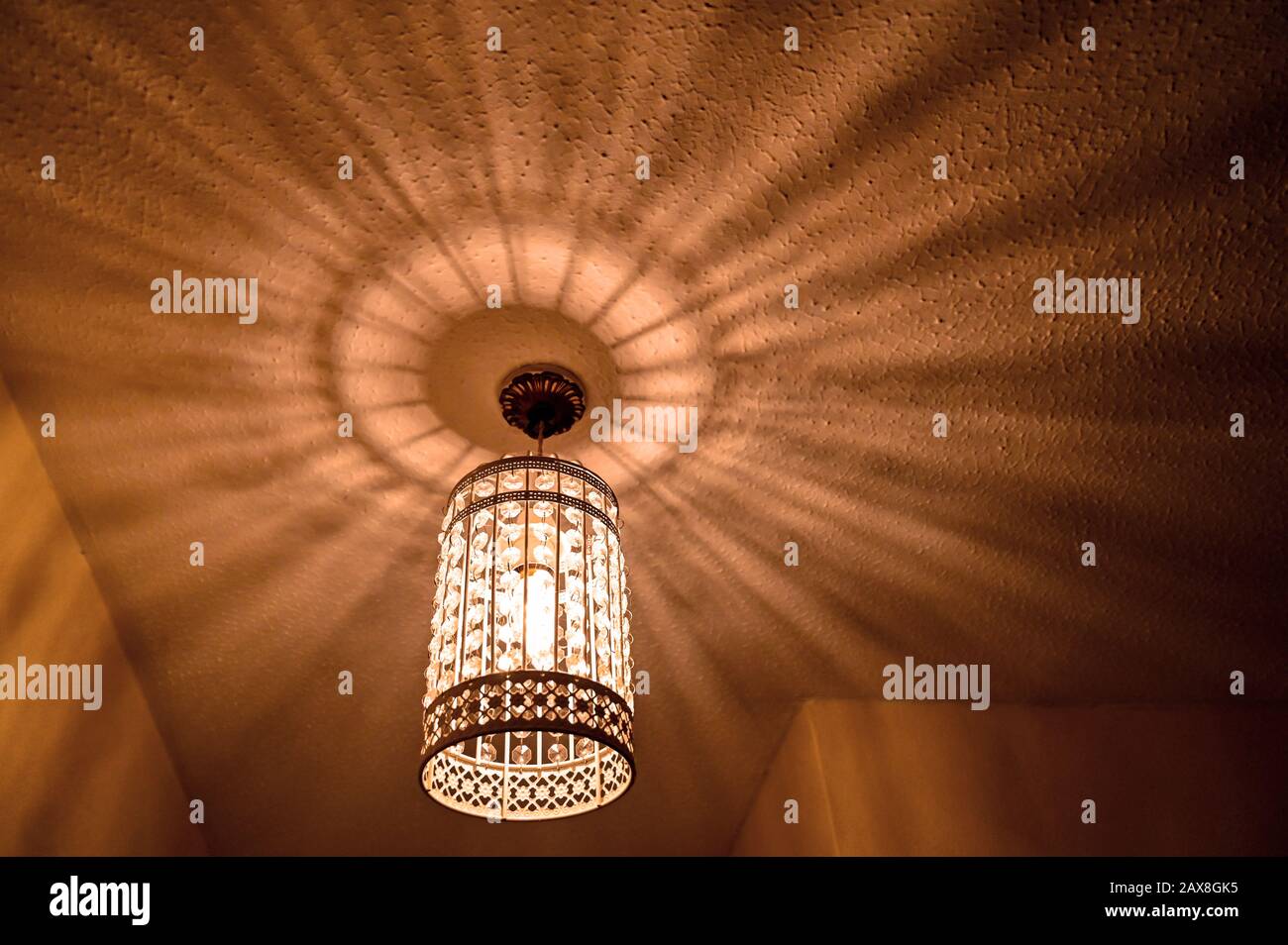Ombra chiara che getta ombre su un soffitto domestico Foto Stock