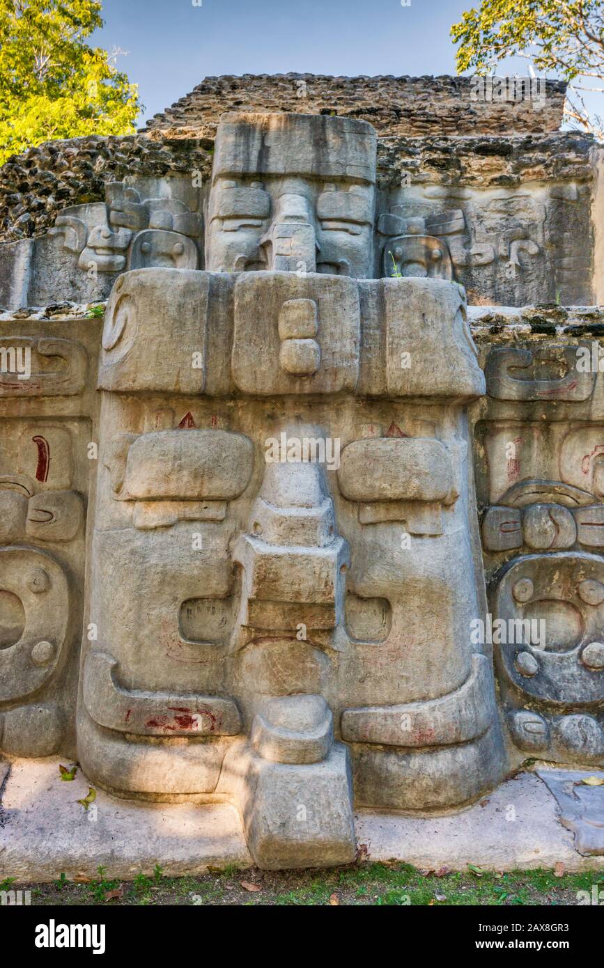 Rilievi di maschera di stucco a Cerro Maya, rovine sulla baia di Corozal, vicino al villaggio di Copper Bank alla Penisola di Cerros, distretto di Corozal, Belize, America Centrale Foto Stock