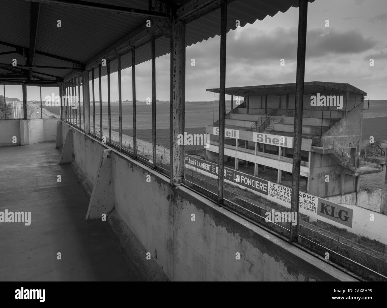 Reims-Gueux, Francia 08/11/2017 le vecchie tribune disusate al Circuit de Reims con le auto che si avvicinano sulla vecchia pista come avrebbero fatto in y Foto Stock