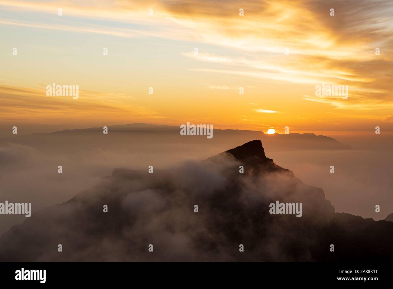 Vista al tramonto dal punto panoramico di Cherfe sopra Masca, che guarda verso la Gomera con nuvole colorate, Tenerife, Isole Canarie, Spagna Foto Stock