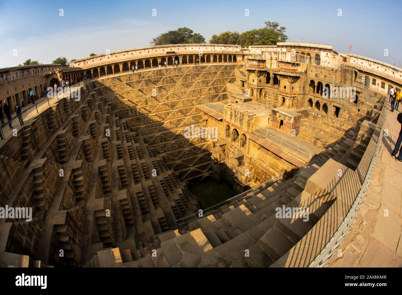 India, Rajasthan, Abhaneri, Chand Baori Stepwell, provenienti dai secoli 8th-9th, fisheye ampio angolo di vista Foto Stock