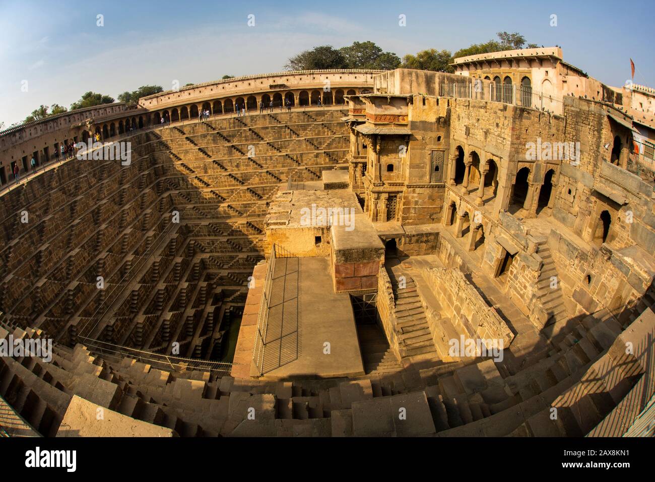 India, Rajasthan, Abhaneri, Chand Baori Stepwell, provenienti dai secoli 8th-9th, fisheye ampio angolo di vista Foto Stock