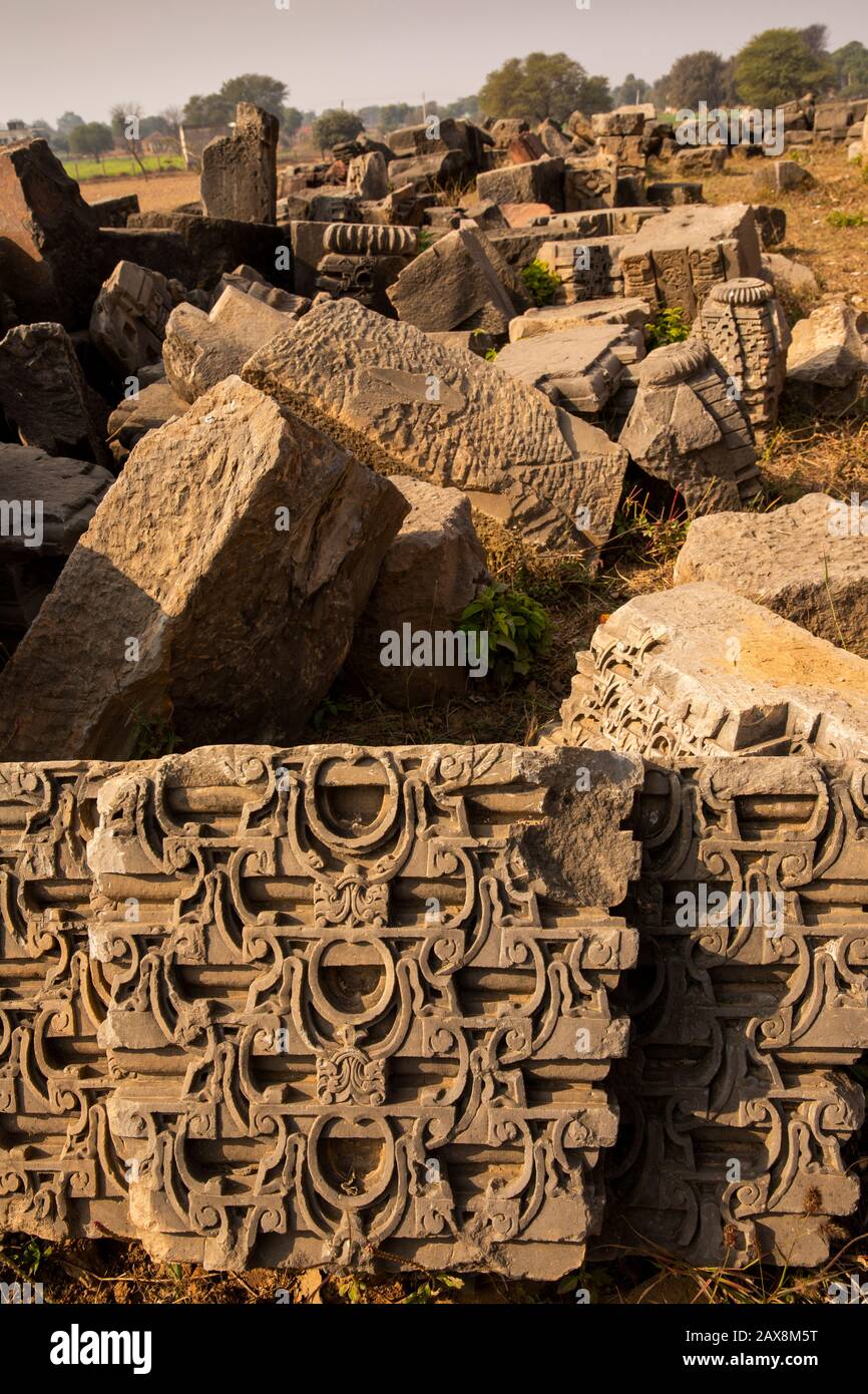India, Rajasthan, Abhaneri, Tempio di Harshat Mata, resti di pietra scolpita in rovine del 9th-8th secolo Vaisnavite santuario Foto Stock