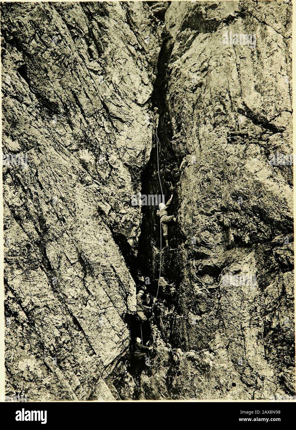 Arrampicata su roccia nel Lake District inglese . G. P. Abraham & Figli, Foto. Colliers Chimney, Moss Ghyll (Face fiage Bl) MOSS GHYLL 51 su per altri 200 piedi, e sono stati profondamente tagliati da theVertical Colliers Chimney, che inizia quasi atonce dal nostro livello. Lo skyline si è abbattito verso il basso a sinistra, quindi il percorso aperto verso la cima non era così lungo in punto di distanza come l'altro. Era certamente più facile lavorare sul muro per smaneggiarlo. Sorse ad un angolo ripido, ed era instruttura colonnare, con lunghe lastre porfiritiche coronate da piccoli livelli di erba tufted. Il leader non sarebbe in grado di lui Foto Stock