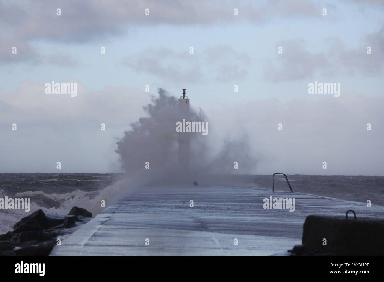 Aberystwyth Wales Ceredigion UK Weather 11th Febuary 2020. Freddo e ventoso con docce e gales costiere che guidano in enormi onde per sferrarsi contro la luce del porto e le difese del mare. Credito: Mike davies/Alamy Live News Foto Stock