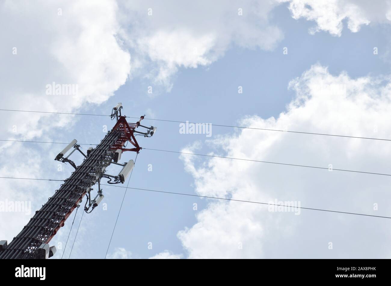 polo telecomunicazioni su cloud e cielo in giornata di sole Foto Stock