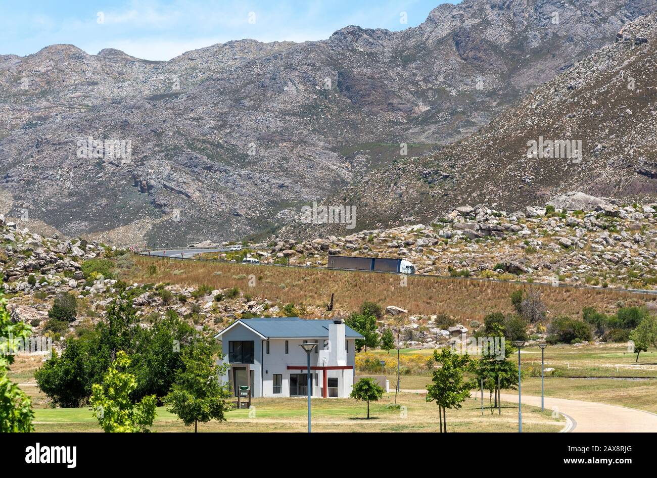 Ceres, Capo Occidentale, Sud Africa. Dicembre 2019. Moderno alloggio sul campo da golf Ceres con sfondo di montagne e Michell's Pass. Foto Stock