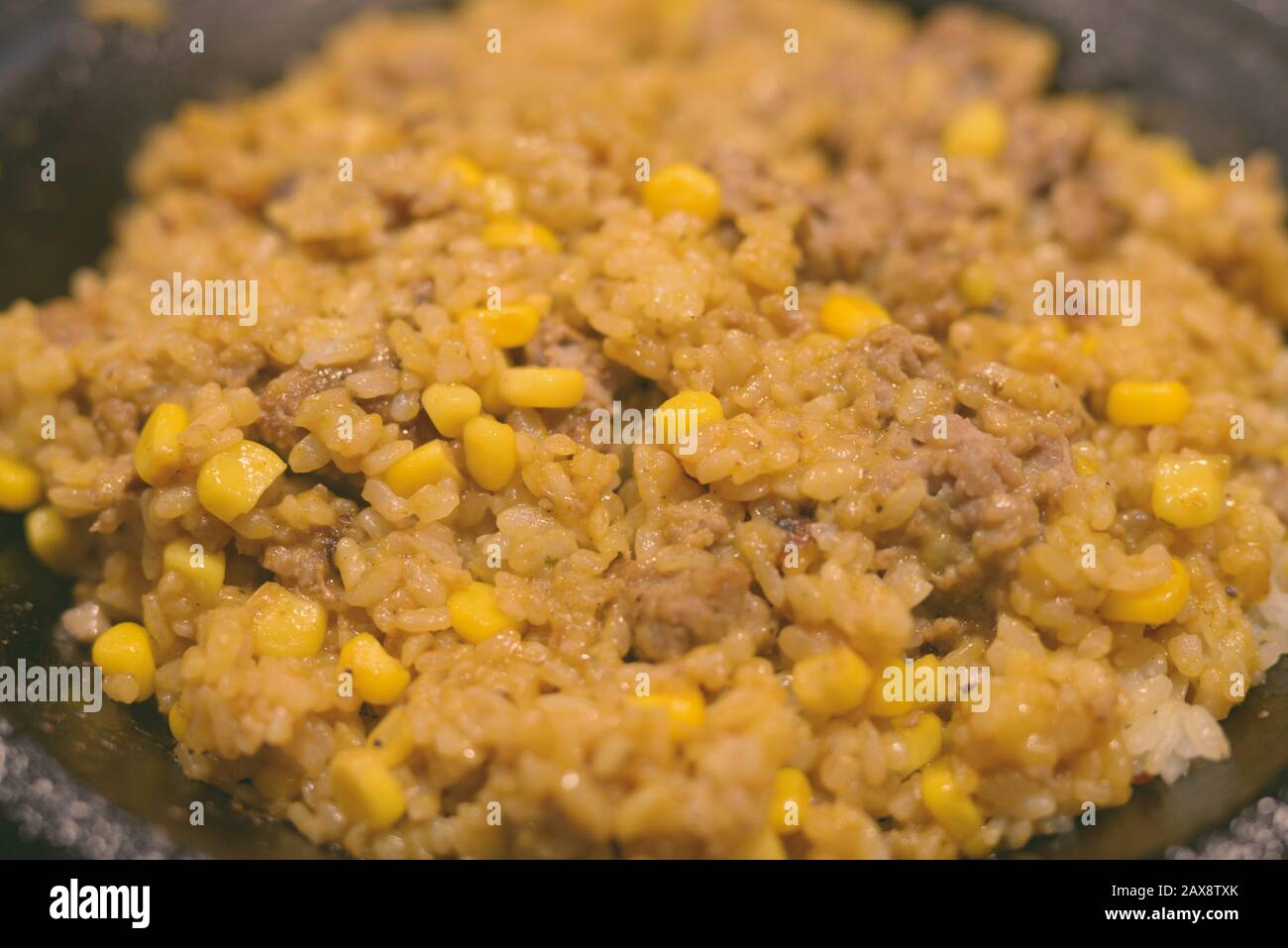 Giapponese di riso al curry sulla piastra sfrigolanti mescolato con carne di manzo e il mais Foto Stock