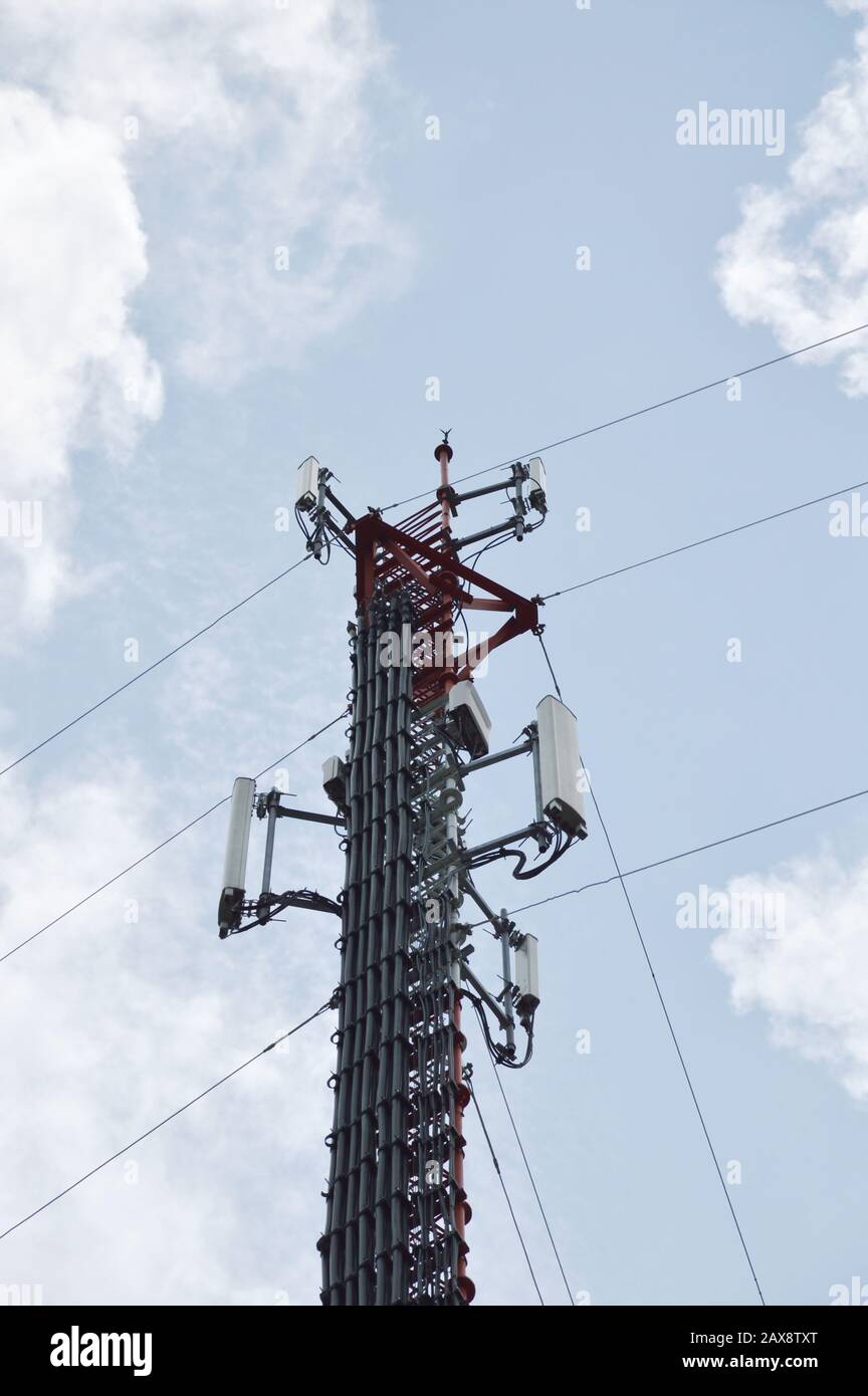 polo telecomunicazioni su cloud e cielo in giornata di sole Foto Stock