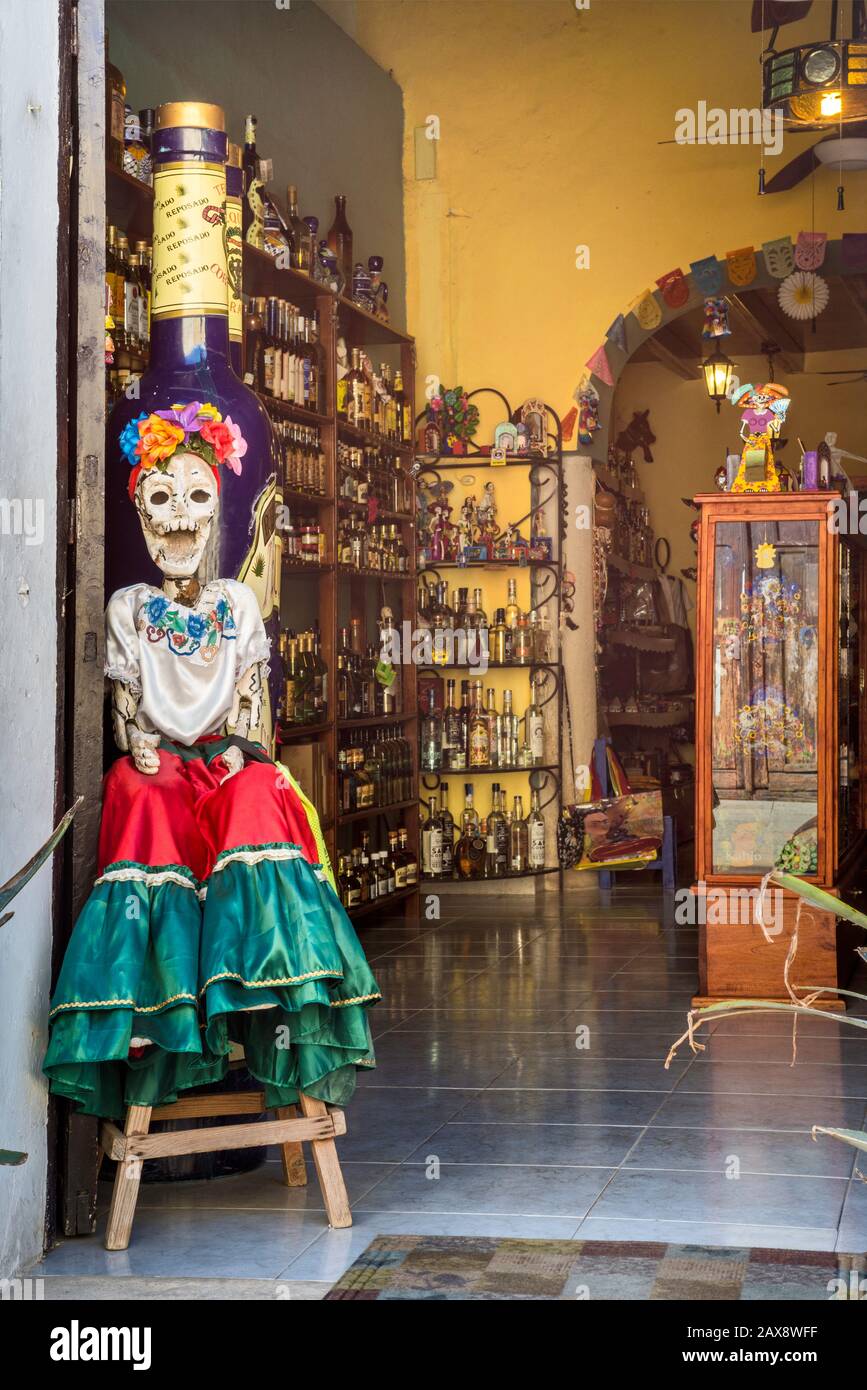 Figura dello scheletro femminile al negozio di liquori in Calle 41 a Valladolid, stato Yucatan, Messico Foto Stock