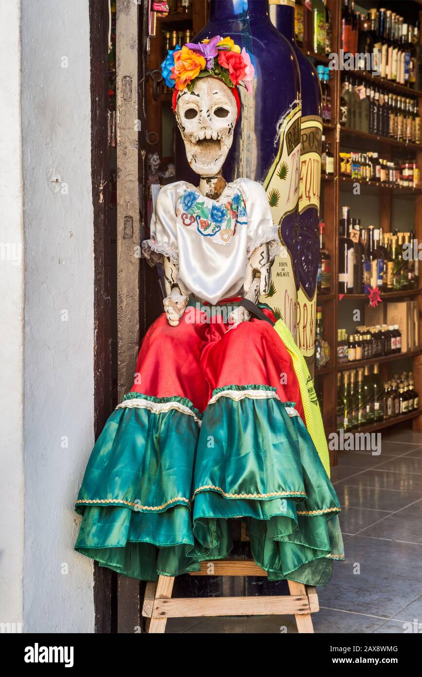 Figura dello scheletro femminile al negozio di liquori in Calle 41 a Valladolid, stato Yucatan, Messico Foto Stock