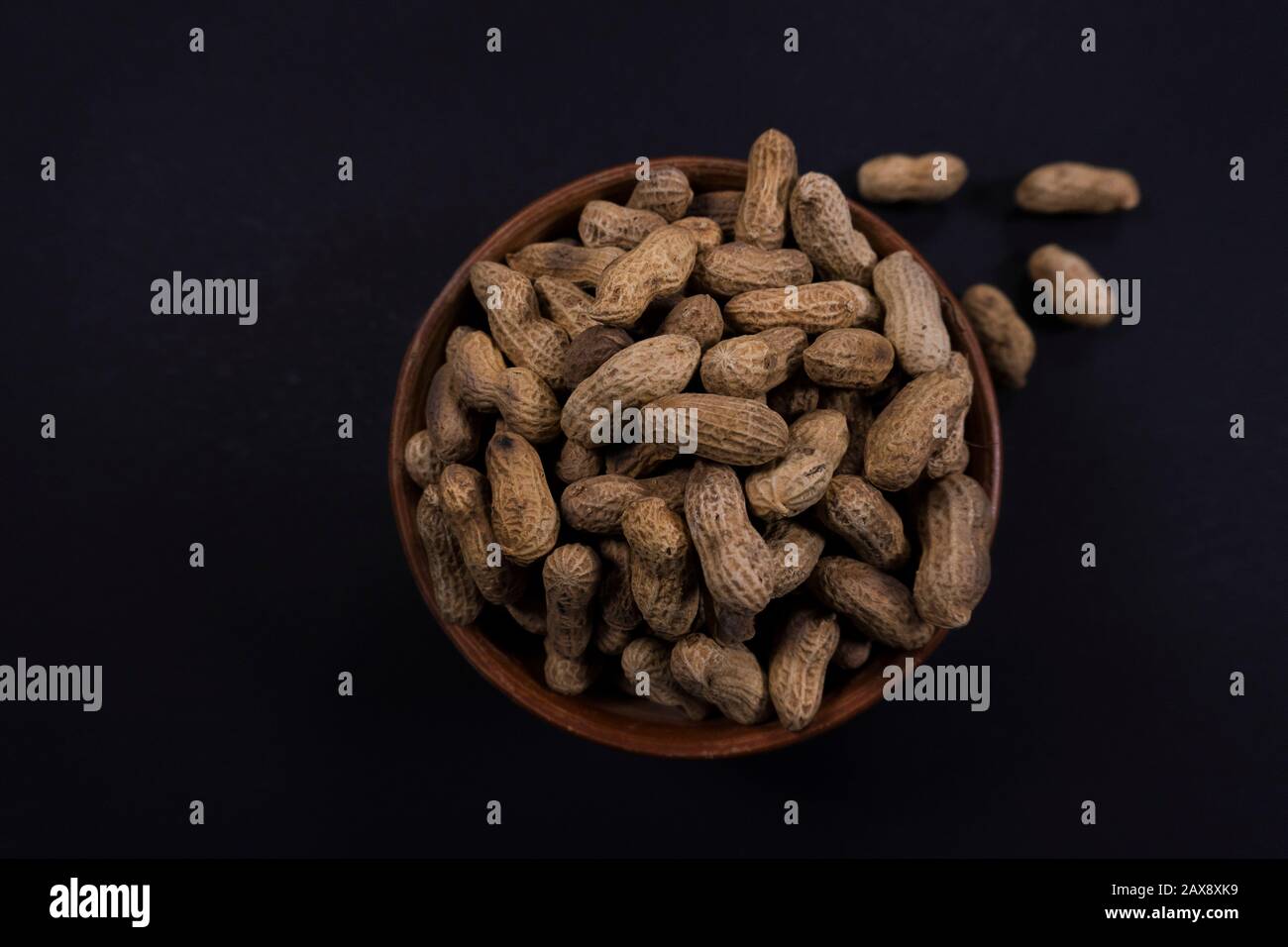 Arachidi in una ciotola di fango Foto Stock
