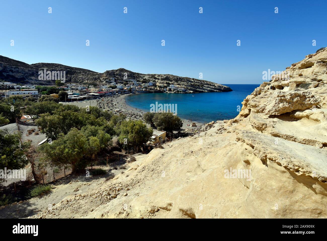 Grecia, Isola di Creta, spiaggia da Matala sulla costa del mare libico e antiche tombe, destinazione preferita di viaggio e vacanza Foto Stock