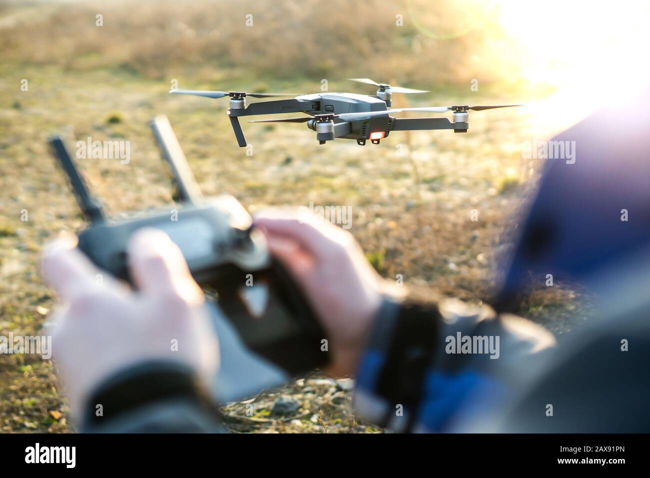 Man drone operativo / uomo che detiene controllo remoto droni / controllo drone. Foto Stock