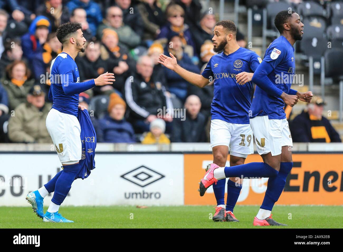 1st Febbraio 2020, KC Stadium, Kingston upon Hull, Inghilterra; Sky Bet Championship, Hull City contro Brentford : Ha Detto Benrahma (10) di Brentford si congratulano dopo il suo obiettivo Foto Stock