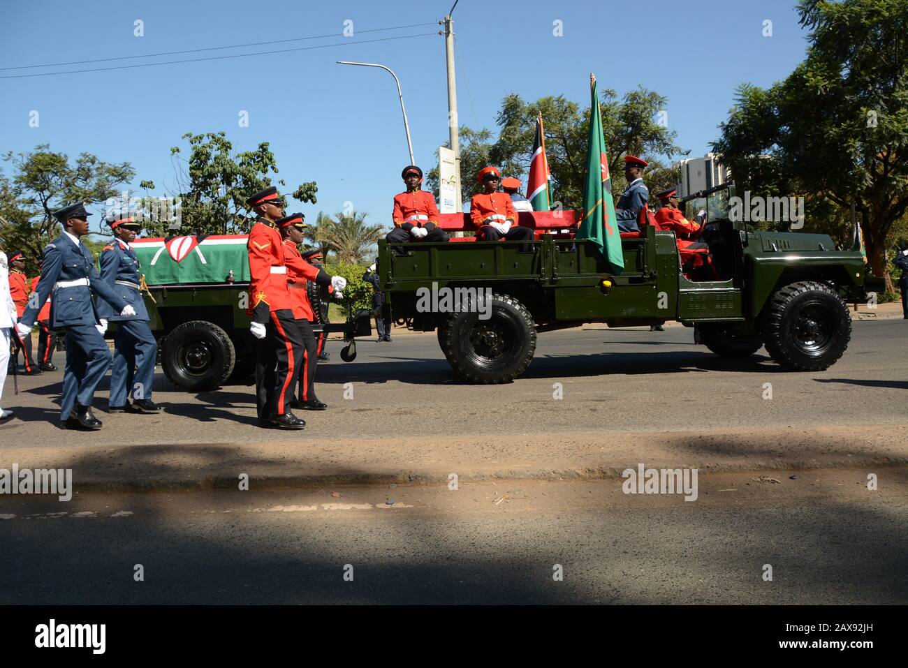 Gli ufficiali militari kenioti scortano un carro che porta un scrigno con un corpo del presidente defunto del Kenya Daniel Arap Moi durante una processione funebre al Nyayo Stadium di Nairobi. Foto Stock