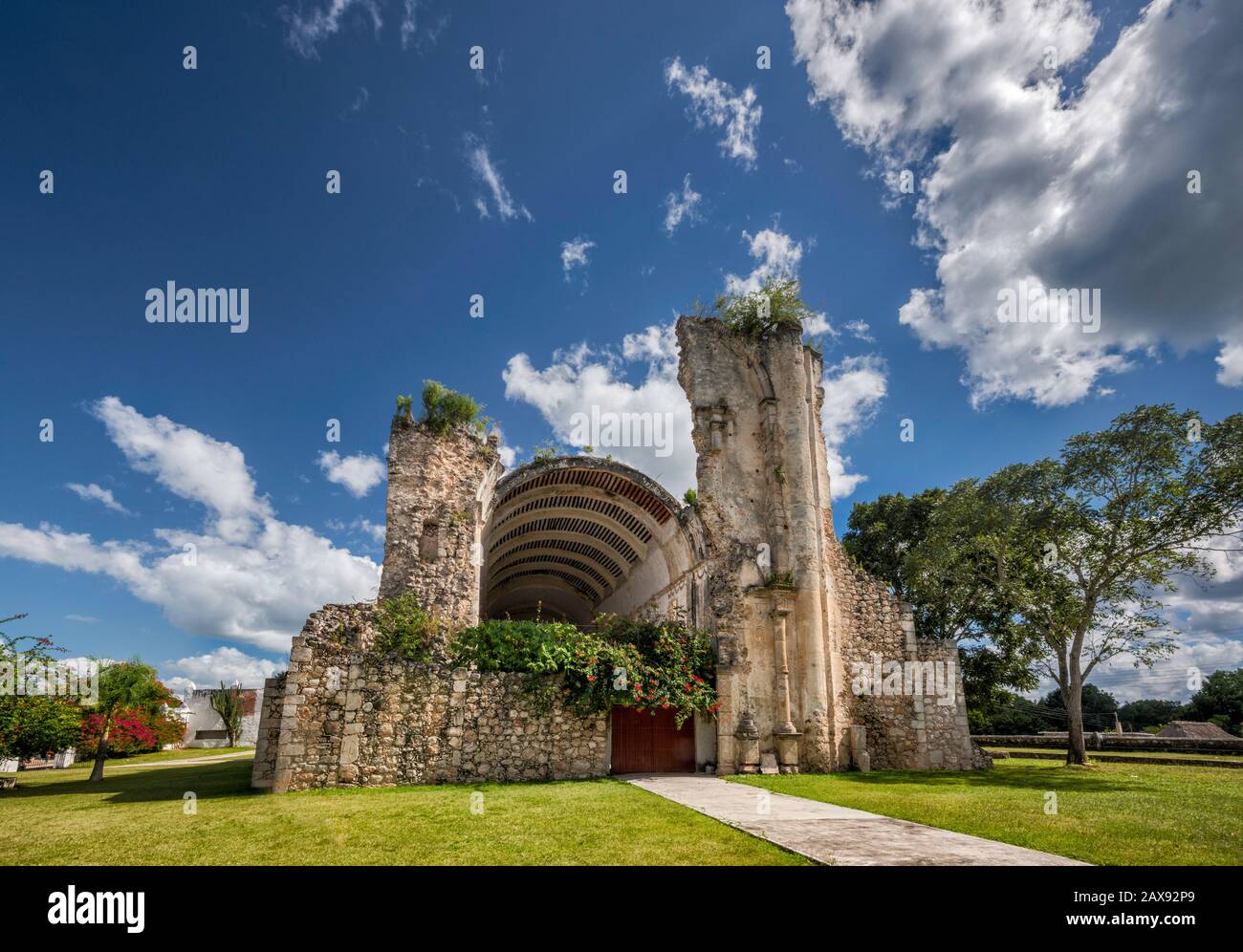 Iglesia de Santo Nino Gesù, chiesa fortificata, 17th secolo, muro mancante, a Thohosuco, Ruta de las Iglesias, Quintana Roo, Messico Foto Stock