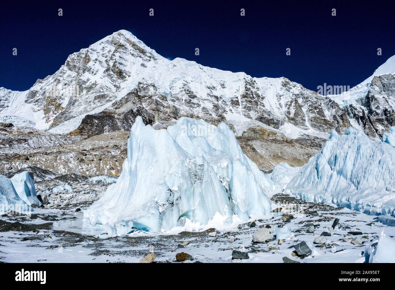 Seracs, torri di ghiaccio, sul Ghiacciaio Khumbu, Nepal Himalaya Foto Stock