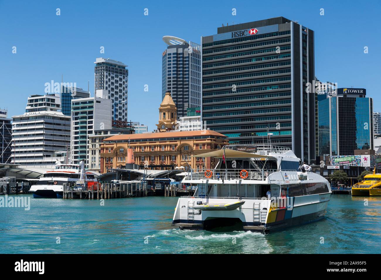 Il traghetto arriva al lungomare di Auckland ferry terminal, Nuova Zelanda Foto Stock