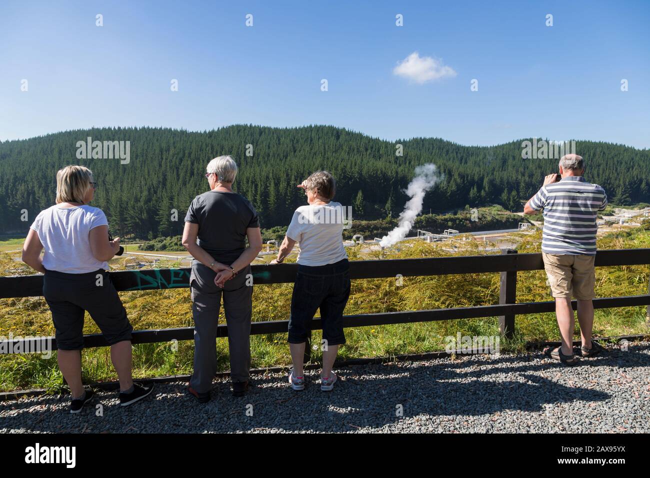 I visitatori guardano alla centrale geotermica di Wairakei, Nuova Zelanda Foto Stock