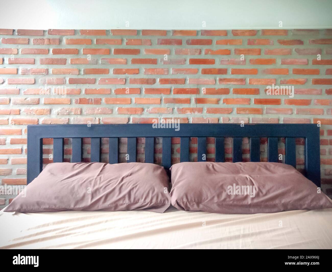 camere-da-letto-con-pareti-in-mattoni-a-vista-interior-design-ideas-muro-in-mattoni-dietro-il-letto-in-rosso-strong-sfondo-per-un-design-industriale-loft-stile-hos-2ax966j.jpg