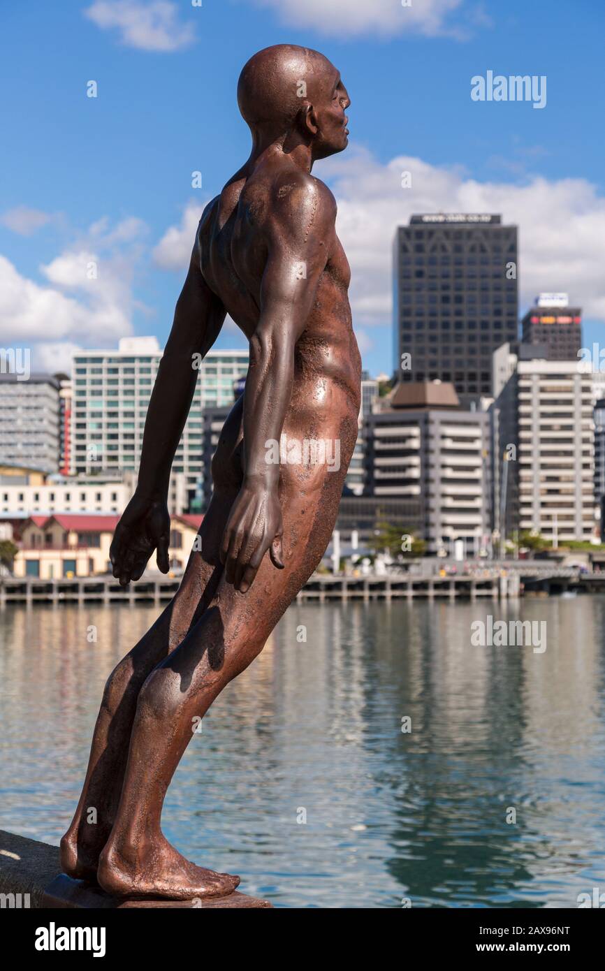 Solace della statua del vento, skyline di Wellington, Nuova Zelanda Foto Stock