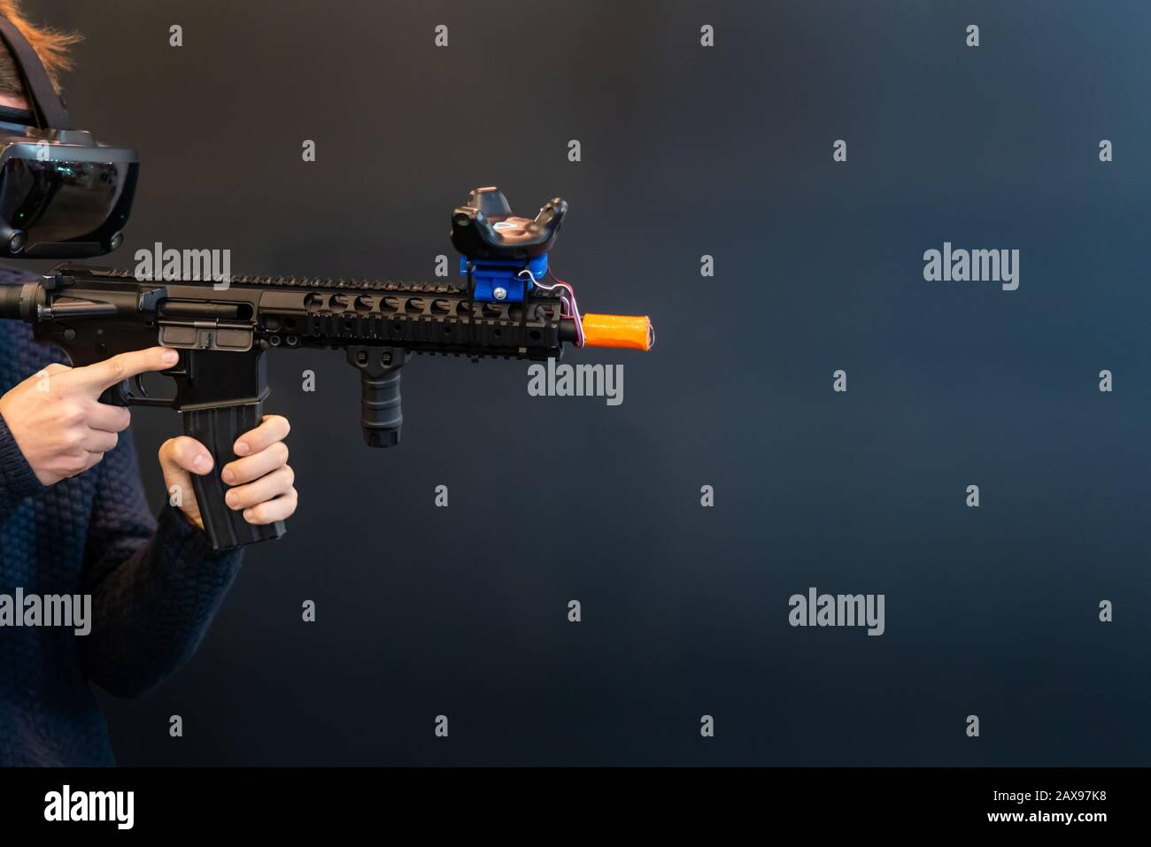 Teenager che indossa occhiali VR e gioca a tiro. Gioco sparatutto in realta virtuale con occhiali 3D pistola Foto stock Alamy