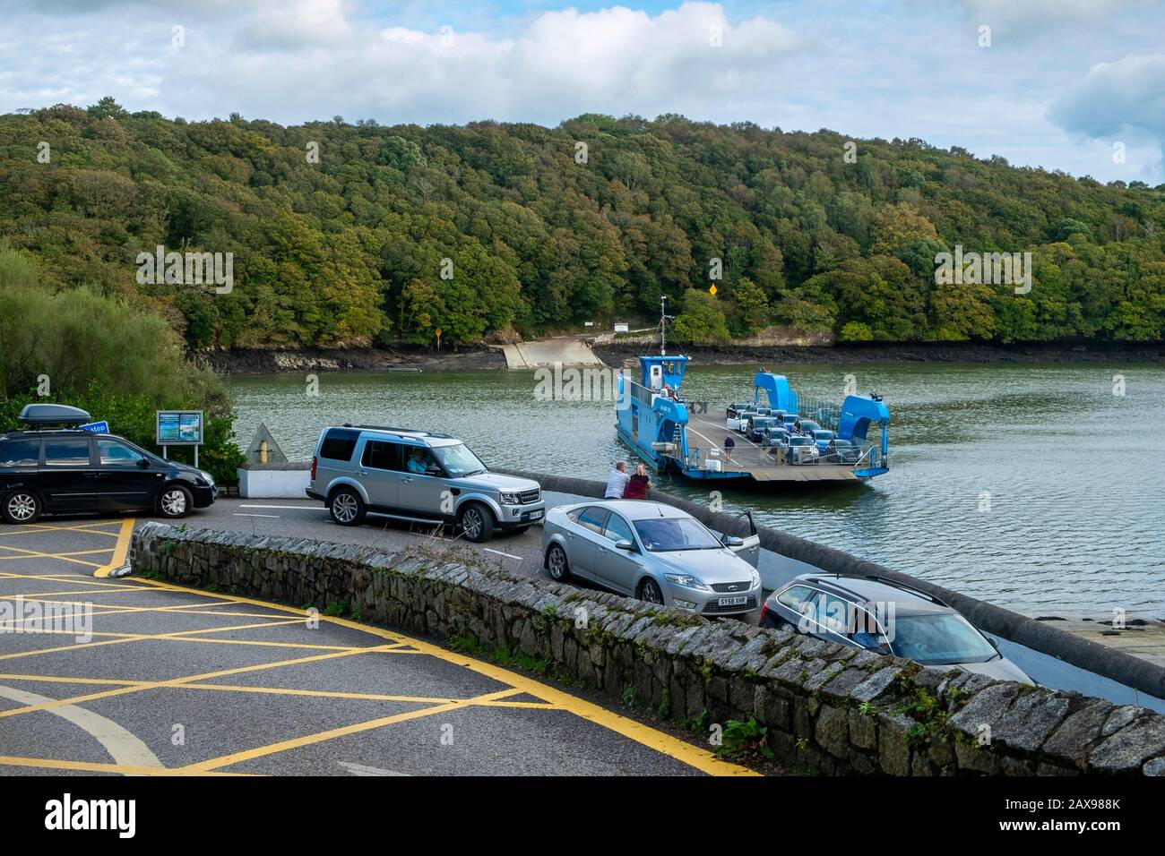 14th ottobre 2018 - Trelissick, Cornovaglia, Regno Unito: Coda di automobili per l'arrivo del traghetto King Harry. Una catena di veicoli traghetto che attraversa Le Strade Carrick raggiungere l'estuario del fiume Fal in Cornovaglia, Inghilterra, Regno Unito Foto Stock