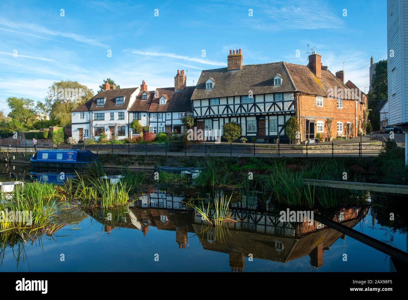 24 Ottobre 2018 - Tewkesbury, UK: Un pittoresco gruppo di cottage che si riflette nel tranquillo fiume Avon vicino Abbey Mill nella città di Tewkesbury, Gloucestershire, Severn vale, UK Foto Stock