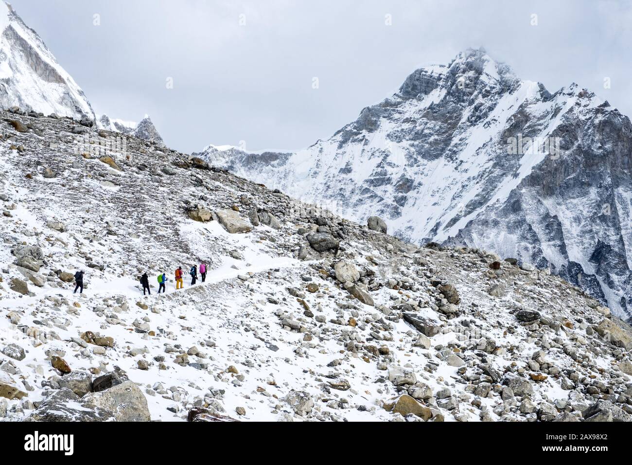 Gruppo di escursionisti sul campo base Everest Trek in inverno neve, Nepal Himalaya Foto Stock